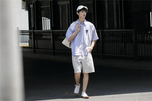 蓝衬衫配白色裤子,蓝白衬衫配什么裤子