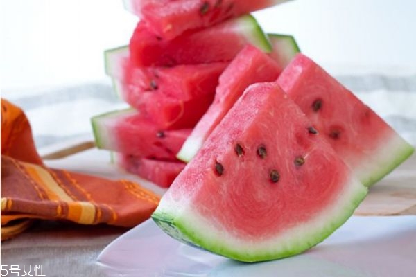 西瓜加盐更甜,西瓜加盐更甜是真的吗 西瓜加盐更甜,西瓜加盐更甜是真的吗