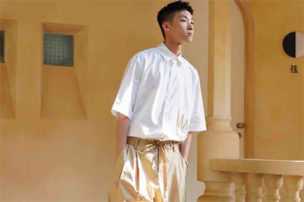 卡其色裤子搭配什么上衣好看,卡其色裤子配什么上衣