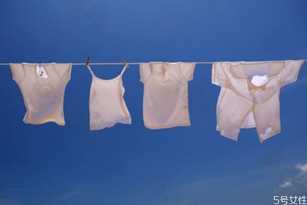 t恤怎么晾晒肩部不变形,如何晾衣服肩膀不变形