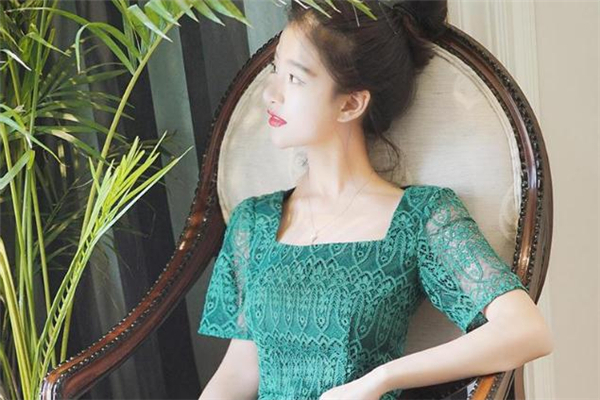 方领连衣裙怎么搭配,方领连衣裙搭配什么外套 方领连衣裙怎么搭配,方领连衣裙搭配什么外套