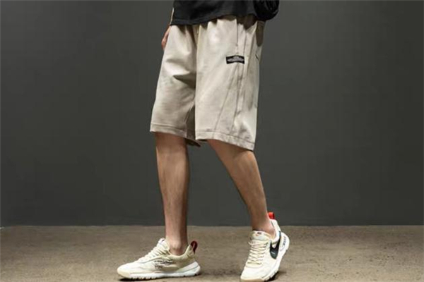 卡其色休闲短裤配什么上衣,卡其色休闲短裤配什么颜色上衣