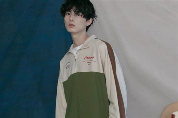 运动服配色,深色运动服