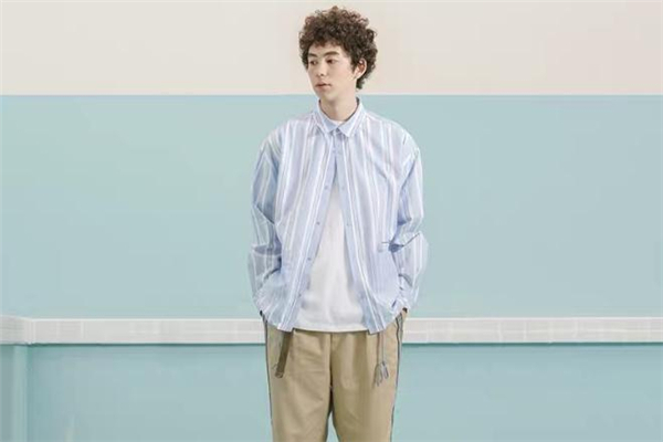 蓝色竖条纹衬衫全身搭配女,蓝色竖条纹衬衫搭配什么领带 蓝色竖条纹衬衫全身搭配女,蓝色竖条纹衬衫搭配什么领带