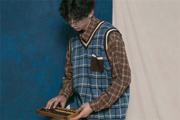 格纹马甲搭配,格子衫配马甲