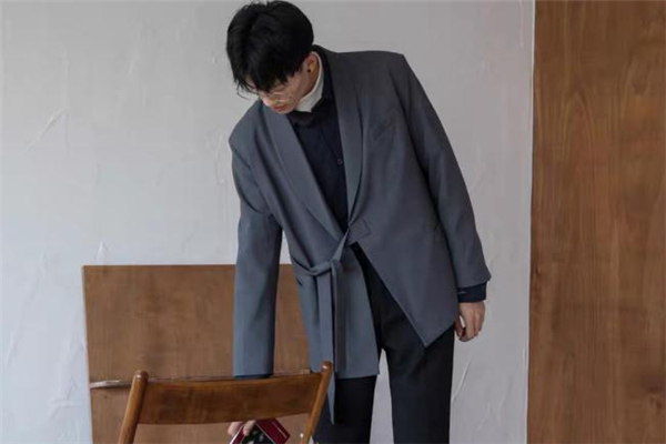 系带西装搭配,西装系领带