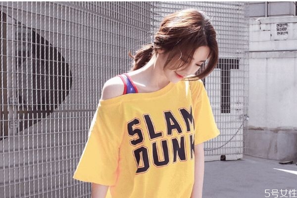 穿露肩装要穿什么内衣,穿露肩的衣服里面穿什么内衣