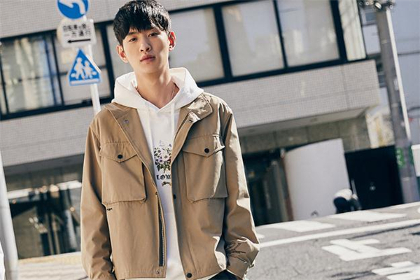卡其色外套搭配卫衣,卡其色卫衣怎么搭配