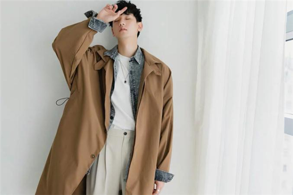 风衣叠穿衣服搭配,风衣搭牛仔裤