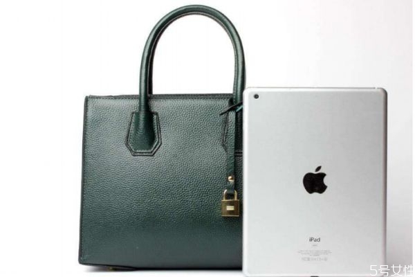 墨绿色的包包怎么搭配衣服,墨绿色包包百搭吗