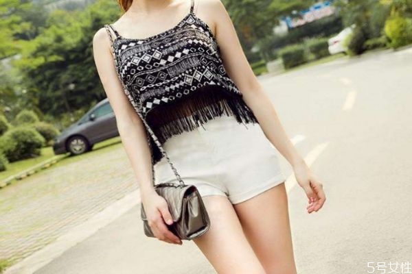 白色短裤怎么搭配上衣,白色短裤可以配什么颜色上衣 白色短裤怎么搭配上衣,白色短裤可以配什么颜色上衣