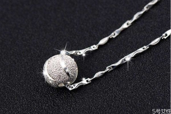 银项链会变色吗,银项链变色是不是身体出问题了