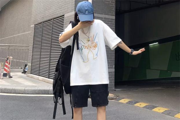 蓝色帽子配白色衣服可以吗,蓝色衣服搭什么颜色帽子