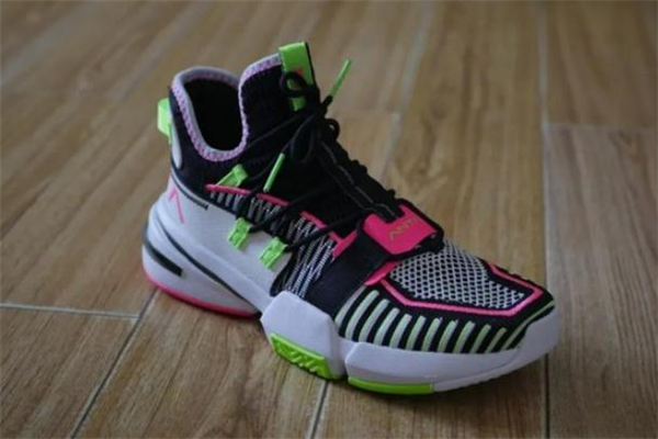 安踏轻狂一代价格,安踏轻狂1代篮球鞋测评