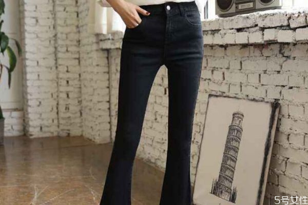 黑色牛仔裤怎样搭配上衣,黑色牛仔上衣怎么搭配什么裤子