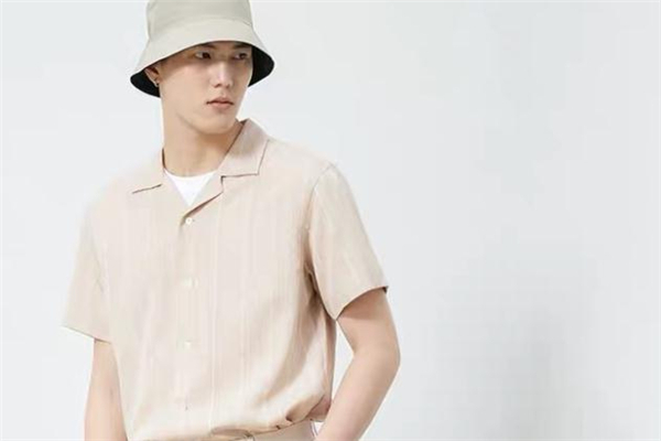 杏色衬衫搭配,竖条纹衬衫女