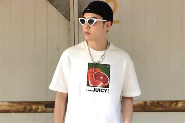 冷帽怎么搭配衣服,黑色印花t恤搭配