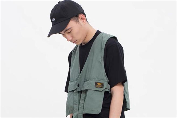 棒球服搭配工装裤,西装配棒球帽 棒球服搭配工装裤,西装配棒球帽