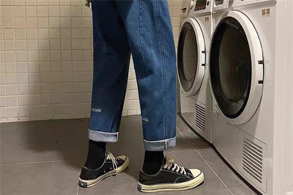 蓝色直筒牛仔裤配什么上衣好看,蓝色直筒牛仔裤配什么鞋子