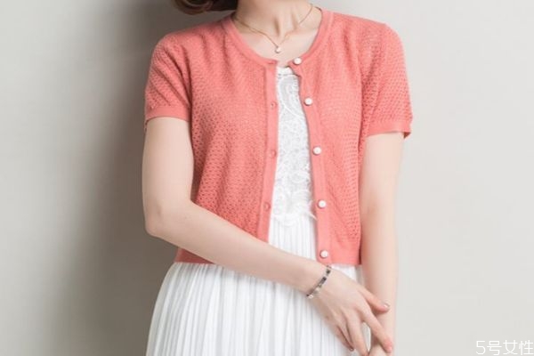 镂空针织衫搭配什么内搭,镂空针织衫内搭可以穿什么 镂空针织衫搭配什么内搭,镂空针织衫内搭可以穿什么