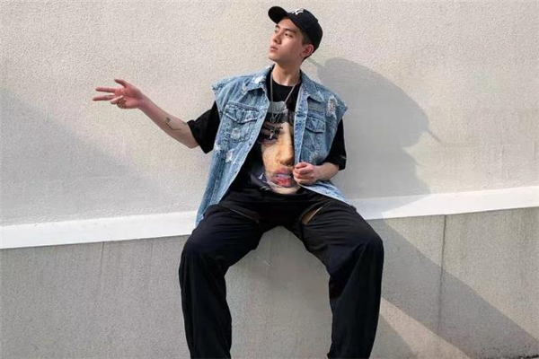 牛仔衣配马甲,牛仔马甲外套