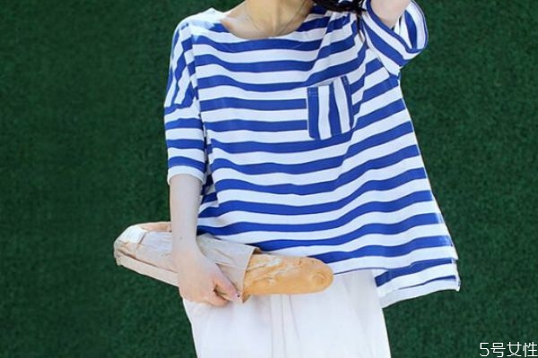 蓝白条纹t恤搭配什么裤子,蓝白条纹衬衫怎么搭配外套