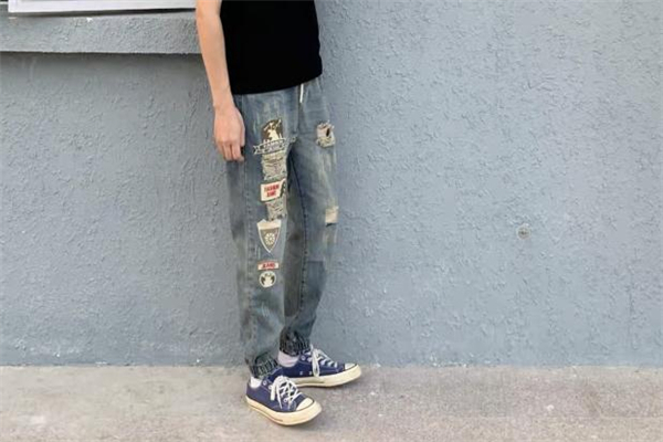 港风牛仔裤配什么上衣,港风牛仔外套搭配