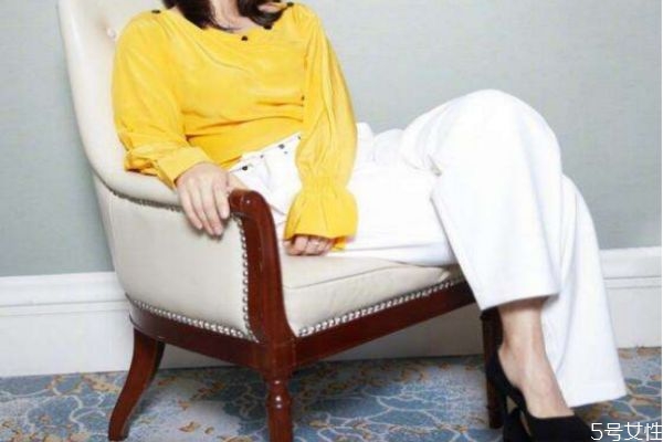 白色裤子如何搭配上衣,白色裤子可以配什么颜色上衣