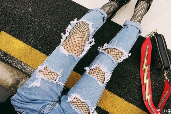 破洞牛仔外套怎么搭配,破洞牛仔裤怎么搭配 破洞牛仔外套怎么搭配,破洞牛仔裤怎么搭配