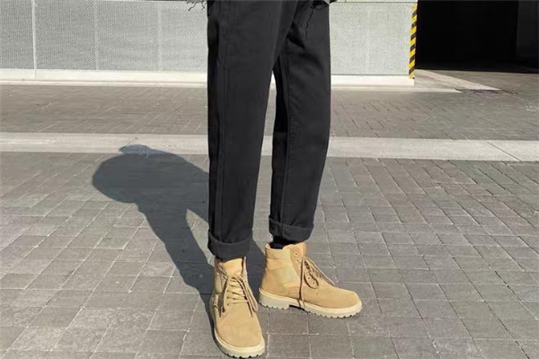 黑色牛仔裤搭配马丁靴可以吗,黑色牛仔裤搭配马丁靴男