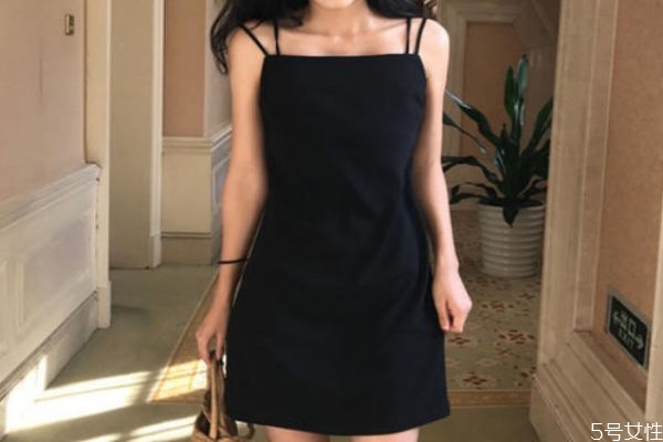 吊带裙应该怎么搭配,吊带裙如何搭配外套