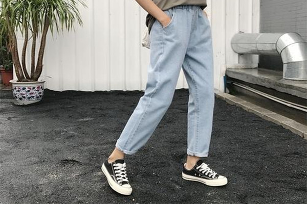 宽松牛仔裤如何搭配,宽松牛仔外套适合搭配紧身牛仔裤对不对