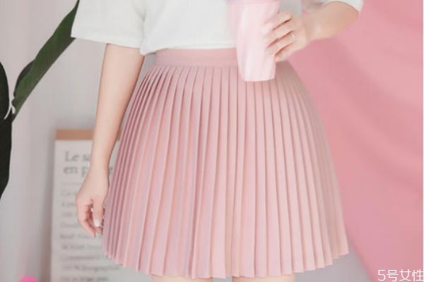 粉色短裙怎么搭配衣服图片,粉色短裙搭配什么上衣