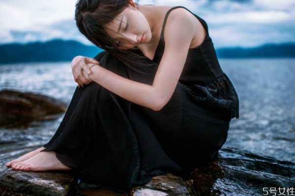 黑色吊带裙怎么搭配,黑色吊带长裙怎么搭配