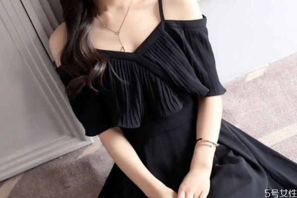 吊带裙搭配什么鞋子,吊带连衣裙配什么鞋子图片