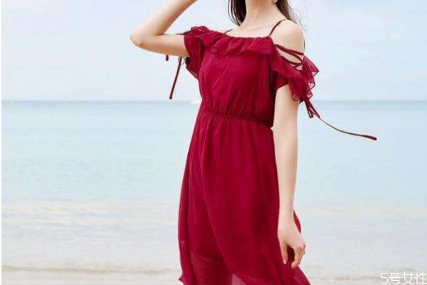 吊带裙搭配什么文胸,吊带裙子怎么搭配内衣