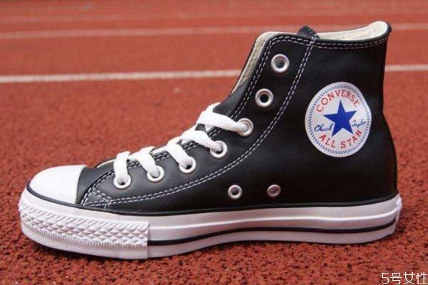 冬天可以穿匡威高帮吗,高帮运动鞋冬天怎么搭配