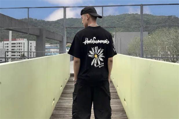 黑色棒球帽配衣服图片,黑色棒球服搭配连帽卫衣