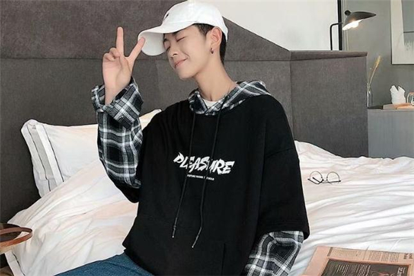 卫衣加棒球帽,棒球帽加卫衣帽同时戴