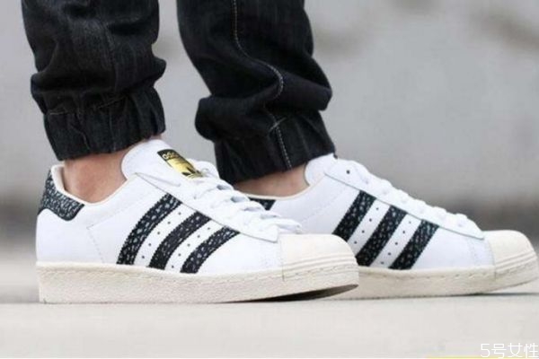 贝壳鞋配什么裤子,贝壳鞋怎么搭配男