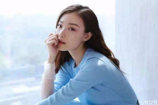 皮肤黑的人适合穿什么颜色的衣服?,黑色的衣服适合什么肤色的人 皮肤黑的人适合穿什么颜色的衣服?,黑色的衣服适合什么肤色的人