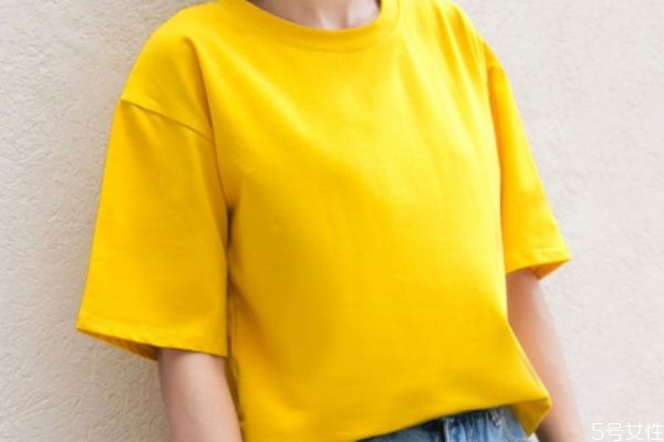 黄色上衣怎么搭配好看,黄色上衣搭配什么颜色好看 黄色上衣怎么搭配好看,黄色上衣搭配什么颜色好看