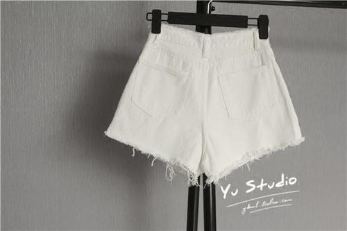 白色高腰裤搭配什么上衣,白色短裤怎么搭配上衣