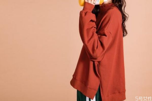 砖红色配什么颜色的衣服,砖红色的衣服怎么搭配图片