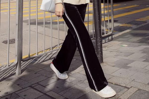 运动直筒裤怎么搭配上衣,直筒运动裤可以配什么上衣