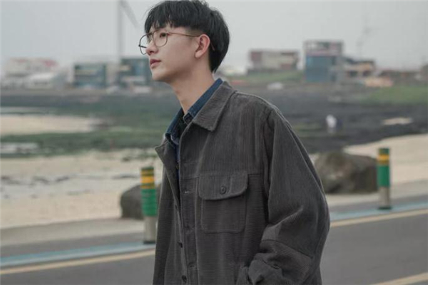 灰色灯芯绒外套怎么搭配,灰色灯芯绒外套搭配什么裤子