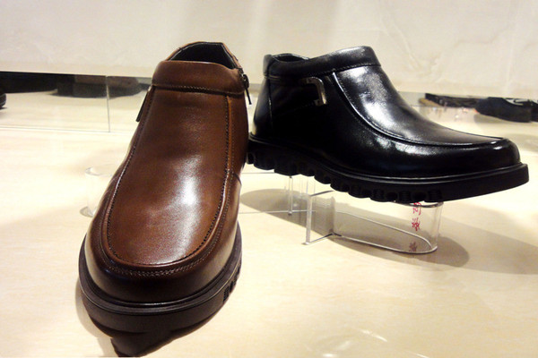 皮鞋滴水变色是什么皮,为什么有的皮鞋遇水变色