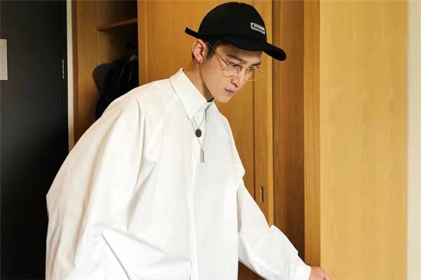 白色棒球帽搭配图片,白色棒球帽搭配什么颜色衣服