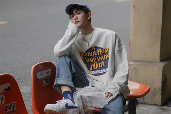 白色棒球帽搭配什么颜色衣服,白色棒球帽怎么搭配 白色棒球帽搭配什么颜色衣服,白色棒球帽怎么搭配