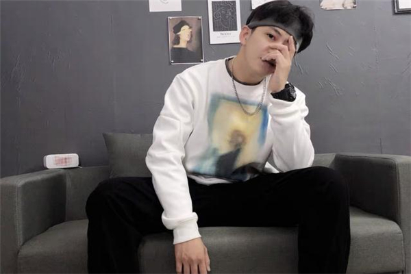 白色卫衣搭配黑色裤子好看吗,白色卫衣搭配黑色裤子图片